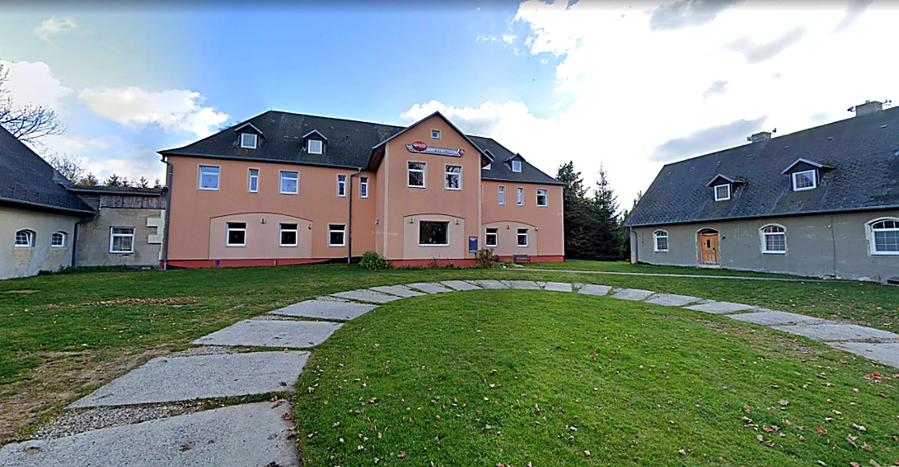 Nádvoří a areál Hotelu Zámeček Kalek